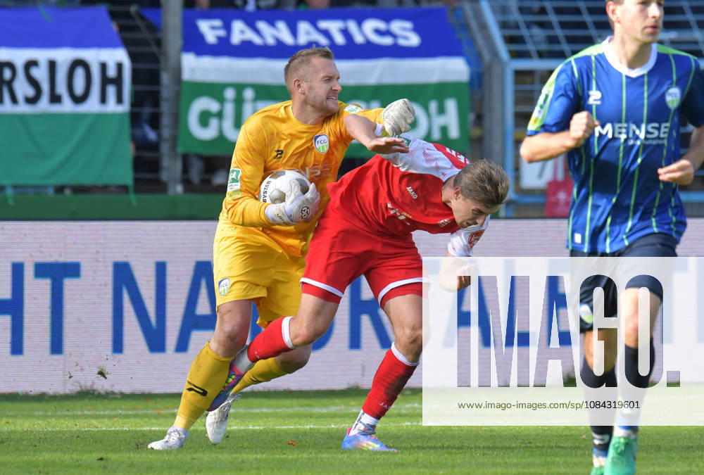 Germany, Soccer, Regionalliga West, 2026–2027 Season, Matchday 12, Ohlendorf Stadium in Heidewald, Gütersloh FC vs. SF Siegen 0–5. Goalkeeper Jarno Peters of FC Gütersloh (left) against Elias Paul Huth of SF Siegen—action, duel, tackle