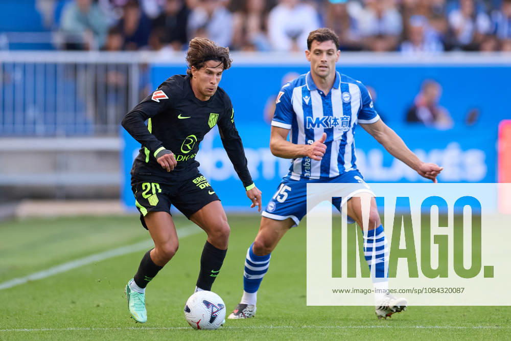 Giuliano Simeone of Atletico de Madrid competes for the ball with Lucas Boye of Deportivo Alaves during the LaLiga EA Sports match between Deportivo Alaves and Atletico de Madrid at Mendizorrotza on October 10, 2026, in Vitoria, Spain. Deportivo Alaves V Atletico De Madrid - La Liga EA Sports - ZUMAa181 20261010_zaa_a181_040