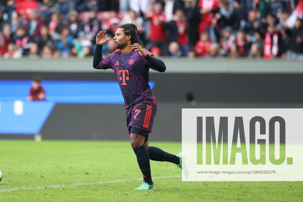 Serge Gnabry, FC Bayern Munich, 07, looks annoyed, GER, FC Augsburg vs. FC Bayern Munich, Soccer, Bundesliga, Matchday 5, 2026–2027 Season, October 10, 2026, DFL and DFB regulations prohibit any use of photographs as image sequences and or quasi-video, GER, FC Augsburg vs. FC Bayern Munich, soccer, Bundesliga, Matchday 5, 2026–2027 season, October 10, 2026, Augsburg