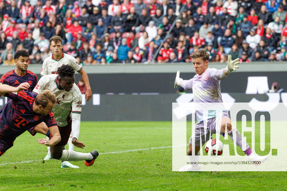 Finn Dahmen 1, FC Augsburg prevents a goal during the match between FC Augsburg and FC Bayern Munich, Soccer, Men s, Bundesliga, 2026–2027, Matchday 5 on October 10, 2026, in Augsburg, WWK ARENA. DFL and DFB regulations prohibit any use of photographs as image sequences and or quasi-video. Bayern, Germany