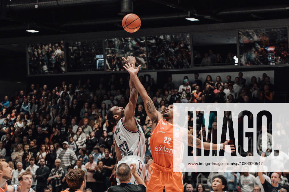 EasyCredit Basketball Bundesliga, Matchday 5, Niners Chemnitz vs. Bayern Munich, October 10, 2026, starting at 4:00 p.m., Chemnitz, Chemnitz Arena. Pictured: No. 22 Nighaeal Ceaser, No. 50 Austin Wiley. easyCredit Basketball Bundesliga, Matchday 5, Niners Chemnitz vs. Bayern Munich, Chemnitz, Saxony, Germany