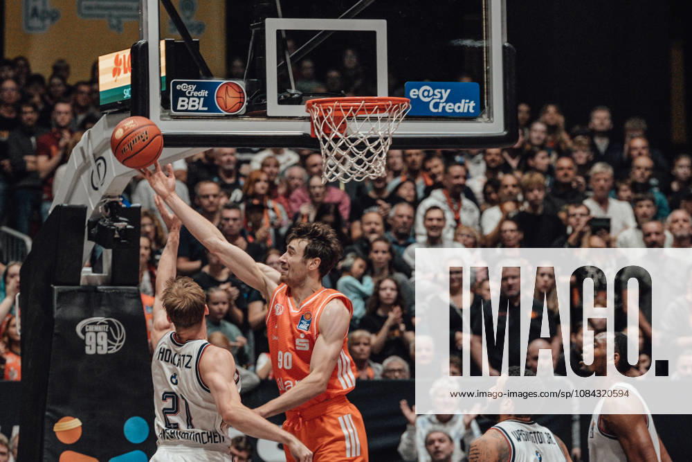 EasyCredit Basketball Bundesliga, Matchday 5, Niners Chemnitz vs. Bayern Munich, October 10, 2026, starting at 4:00 p.m., Chemnitz, Chemnitz Arena. Pictured: No. 21 Justus Hollatz, 90 Jannis von Seckendorf easyCredit Basketball Bundesliga, Matchday 5, Niners Chemnitz vs. Bayern Munich, Chemnitz, Saxony, Germany