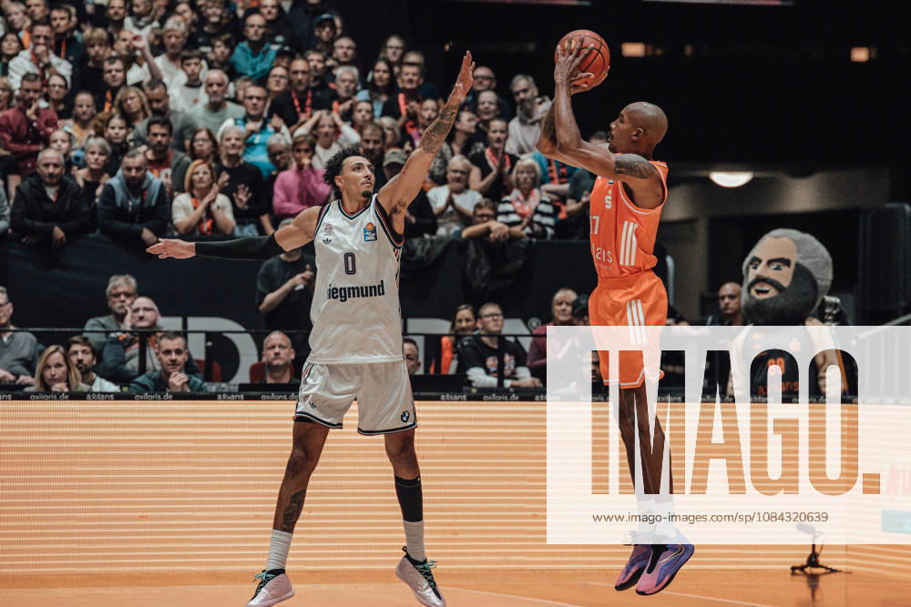 EasyCredit Basketball Bundesliga, Matchday 5, Niners Chemnitz vs. Bayern Munich, October 10, 2026, starting at 4:00 p.m., Chemnitz, Chemnitz Arena. Pictured: Miles Norris, 17 Darion Atkins easyCredit Basketball Bundesliga, Matchday 5, Niners Chemnitz vs. Bayern Munich, Chemnitz, Saxony, Germany
