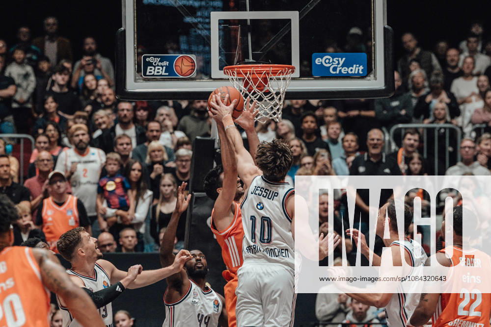 EasyCredit Basketball Bundesliga, Matchday 5, Niners Chemnitz vs. Bayern Munich, October 10, 2026, starting at 4:00 p.m., Chemnitz, Chemnitz Arena. In the photo: No. 10 Justinian Jessup, rebound, No. 21 Mateo Seric easyCredit Basketball Bundesliga, Matchday 5, Niners Chemnitz vs. Bayern Munich, Chemnitz, Saxony, Germany