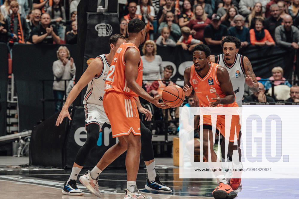 EasyCredit Basketball Bundesliga, Matchday 5, Niners Chemnitz vs. Bayern Munich, October 10, 2026, starting at 4:00 p.m., Chemnitz, Chemnitz Arena. Pictured: No. 22 Nighaeal Ceaser, 01 Phlandrous Fleming Jr. easyCredit Basketball Bundesliga, Matchday 5, Niners Chemnitz vs. Bayern Munich, Chemnitz, Saxony, Germany