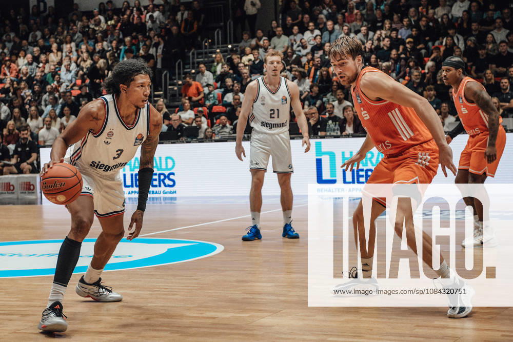 EasyCredit Basketball Bundesliga, Matchday 5, Niners Chemnitz vs. Bayern Munich, October 10, 2026, starting at 4:00 p.m., Chemnitz, Chemnitz Arena. In the photo: No. 3 MarJon Beauchamp, No. 11 Elias Rödl. easyCredit Basketball Bundesliga, Matchday 5, Niners Chemnitz vs. Bayern Munich, Chemnitz, Saxony, Germany