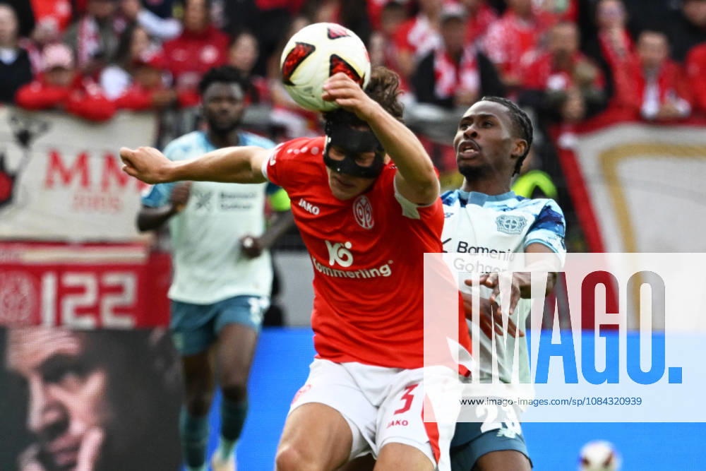 Soccer, Bundesliga 1, FSV Mainz 05 vs. Bayer 04 Leverkusen, Fabio Gruber (FSV Mainz 05), Nathan Tella (Bayer 04 Leverkusen), tackle, action, battle for the ball. DFL and DFB regulations prohibit any use of photographs as image sequences and or quasi-video. Mainz