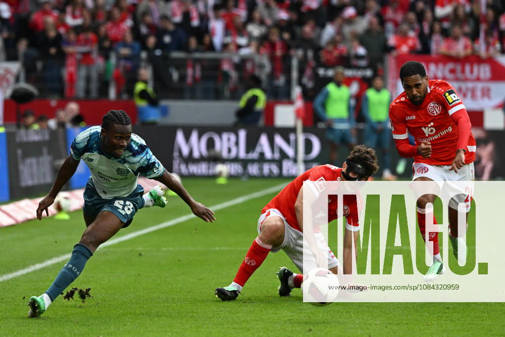 Soccer, Bundesliga 1, FSV Mainz 05 vs. Bayer 04 Leverkusen, Fabio Gruber (FSV Mainz 05), Nathan Tella (Bayer 04 Leverkusen), tackle, action, battle for the ball. DFL and DFB regulations prohibit any use of photographs as image sequences and or quasi-video. Mainz