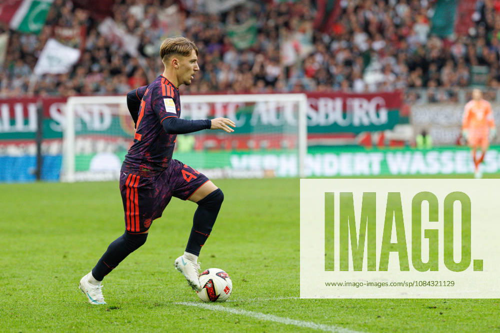 Lennart Karl, 42, FC Bayern Munich, during the match between FC Augsburg and FC Bayern Munich, soccer, men s, Bundesliga, 2026–2027, Matchday 5 on October 10, 2026, in Augsburg, WWK ARENA. DFL and DFB regulations prohibit any use of photographs as image sequences and or quasi-video. Bayern, Germany