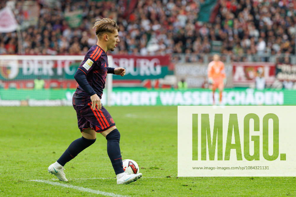 Lennart Karl, 42, FC Bayern Munich, during the match between FC Augsburg and FC Bayern Munich, soccer, men s, Bundesliga, 2026–2027, Matchday 5 on October 10, 2026, in Augsburg, WWK ARENA. DFL and DFB regulations prohibit any use of photographs as image sequences and or quasi-video. Bayern, Germany