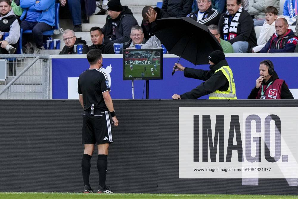 After the alleged goal that tied the score at 2–2 for HSV, referee Harm Osmers consulted the Video Assistant Referee (VAR), video evidence, video referee, video, play, action, game scene, October 10, 2026, Sinsheim, Germany, soccer, Bundesliga, TSG 1899 Hoffenheim, Hamburger SV, DFB and DFL regulations prohibit any use of photographs as image sequences and or quasi-video
