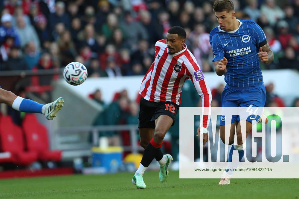 10th October 2026; Stadium of Light, Sunderland, England; Premier League Football, Sunderland versus Brighton and Hove Albion; Wilson Isidor of Sunderland holds off Luka Vuskovic of Brighton and Hove Albion DavexLofthouse