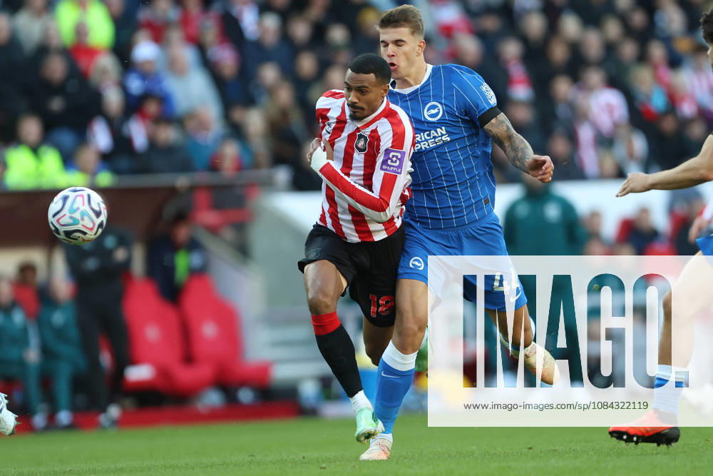 10th October 2026; Stadium of Light, Sunderland, England; Premier League Football, Sunderland versus Brighton and Hove Albion; Wilson Isidor of Sunderland holds off Luka Vuskovic of Brighton and Hove Albion DavexLofthouse