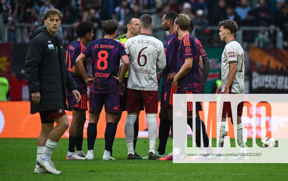 Soccer, Bundesliga 1, FC Augsburg vs. Bayern Munich, team, player, disappointed, looking disappointed after the match, disappointed at the end of the match. DFL and DFB regulations prohibit any use of photographs as image sequences and or quasi-video. Augsburg