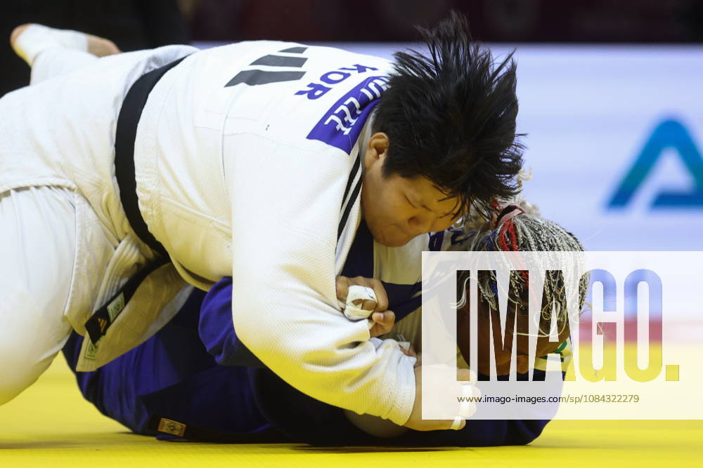 AZERBAIJAN, BAKU - OCTOBER 10, 2026: South Korea s Lee Hyeon-ji (L) and France s Romane Dicko fight in their heavyweight bout during the 2026 World Judo Championships at the National Gymnastics Arena 2026 World Judo Championships In Baku - ZUMAt113 20261010_zaa_t113_402