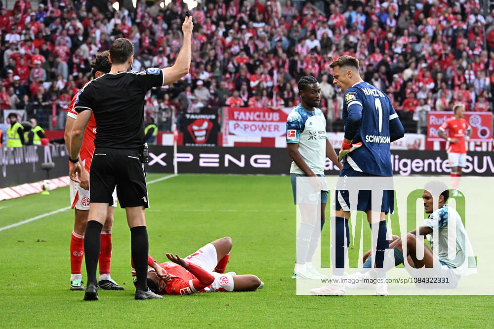 Soccer, Bundesliga 1, FSV Mainz 05 vs. Bayer 04 Leverkusen: Philipp Mwene of FSV Mainz 05 is injured; injury, pain, aches. DFL and DFB regulations prohibit any use of photographs as image sequences and or quasi-video. Mainz