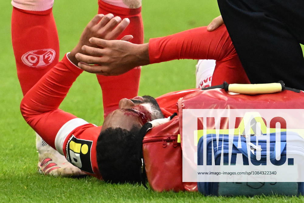 Soccer, Bundesliga 1, FSV Mainz 05 vs. Bayer 04 Leverkusen: Philipp Mwene of FSV Mainz 05 is injured; injury, pain, aches. DFL and DFB regulations prohibit any use of photographs as image sequences and or quasi-video. Mainz