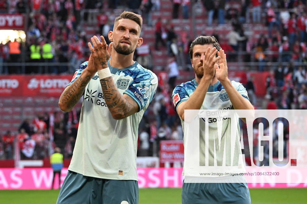 Soccer 1st Bundesliga, FSV Mainz 05 vs. Bayer 04 Leverkusen: Celebration, Joy over the victory Robert Andrich Bayer 04 Leverkusen Jonas Hofmann Bayer 04 Leverkusen Mainz
