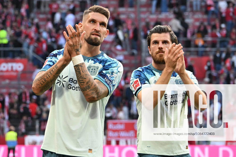 Soccer 1st Bundesliga, FSV Mainz 05 vs. Bayer 04 Leverkusen: Celebration, Joy over the victory Robert Andrich Bayer 04 Leverkusen Jonas Hofmann Bayer 04 Leverkusen Mainz