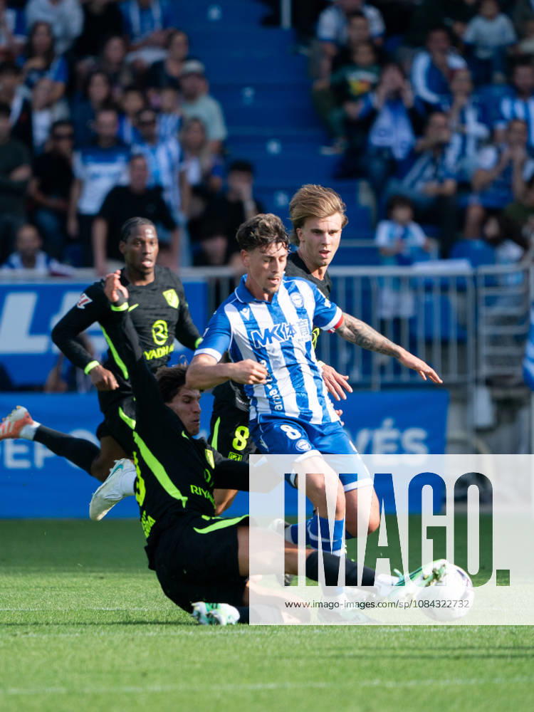 ESP LaLiga EA Sports: Deportivo Alavés vs. Atlético Madrid — Giuliano Simeone of Atlético Madrid and Antonio Blanco of Deportivo Alavés during the LaLiga EA Sports match between Deportivo Alavés and Atlético Madrid, played at Mendizorroza Stadium in Vitoria-Gasteiz on October 10, 2026 in Spain VITORIA-GASTEIZ, Spain Soccer