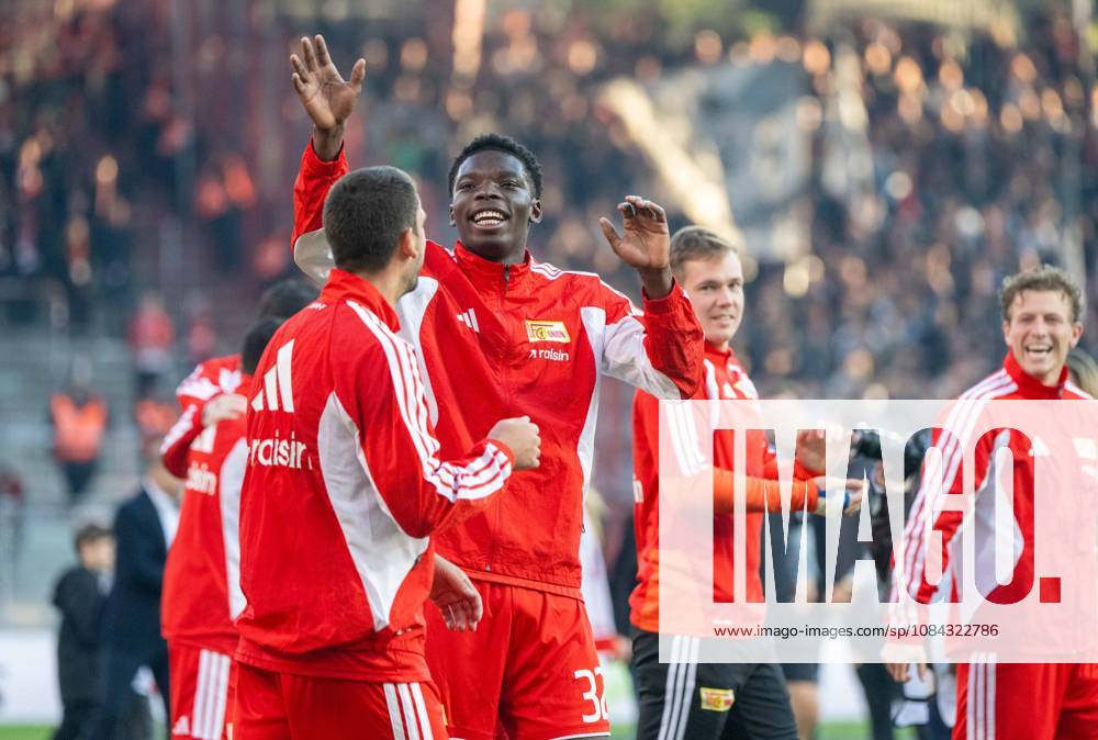 Soccer, Men s, 2026–2027 Season, Bundesliga 1, Matchday 5, 1. FC Union Berlin vs. SV 07 Elversberg, from left: Rani Khedira (1. FC Union Berlin), Mekhi Gray (1. FC Union), goalkeeper Matheo Raab (1. FC Union Berlin), Tim Skarke (1. FC Union Berlin), celebrating after the final whistle, October 10, 2026,