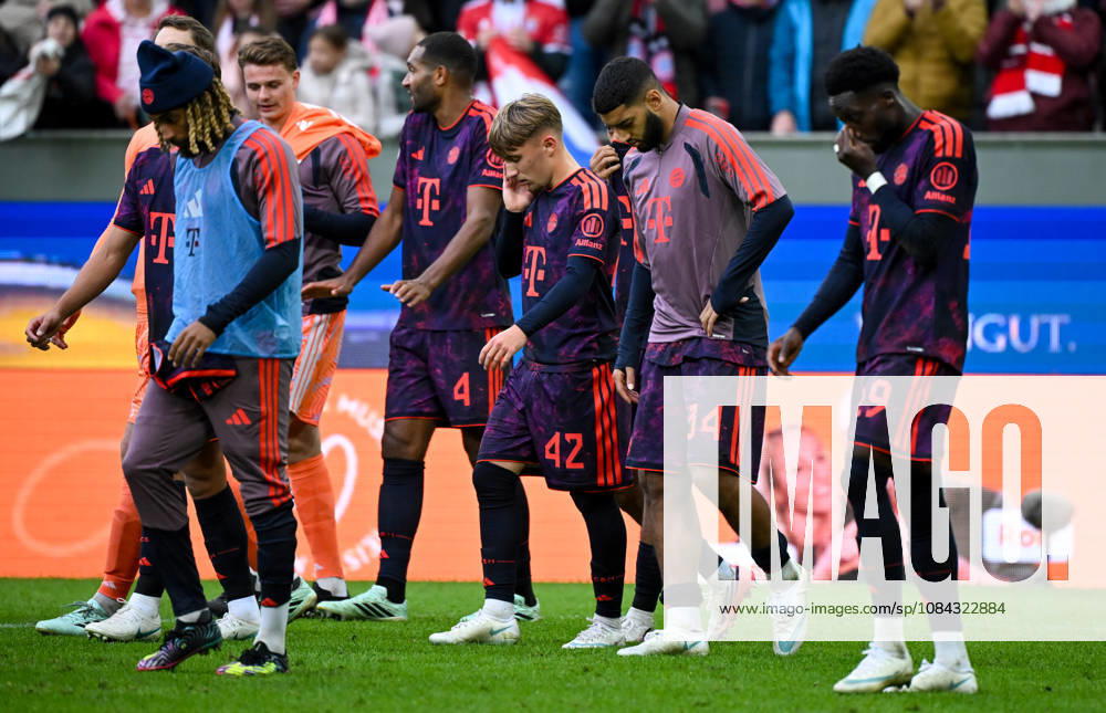 Soccer, Bundesliga 1, FC Augsburg vs. Bayern Munich, team, player, disappointed, looking disappointed after the match, disappointed at the end of the match. DFL and DFB regulations prohibit any use of photographs as image sequences and or quasi-video. Augsburg