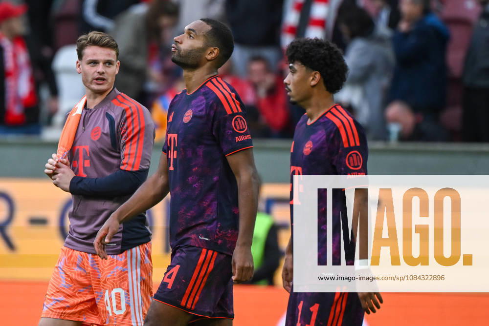 Soccer, Bundesliga 1, FC Augsburg vs. Bayern Munich, team, player, disappointed, looking disappointed after the match, disappointed at the end of the match. DFL and DFB regulations prohibit any use of photographs as image sequences and or quasi-video. Augsburg