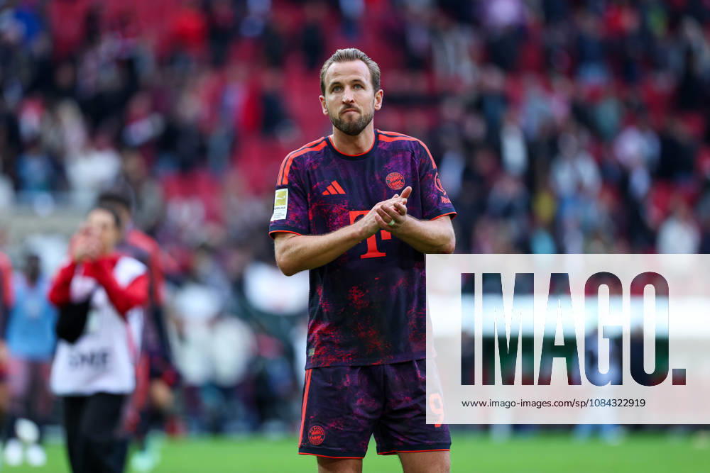 GER, Soccer, Men s, 1st Bundesliga, 2026–2027 season, Matchday 5, FC Augsburg vs. FC Bayern Munich Harry Kane FC Bayern Munich 9 thanks the fans DFB DFL regulations prohibit any use of photographs as image sequences and or quasi-video Augsburg WWK Arena Bayern Germany
