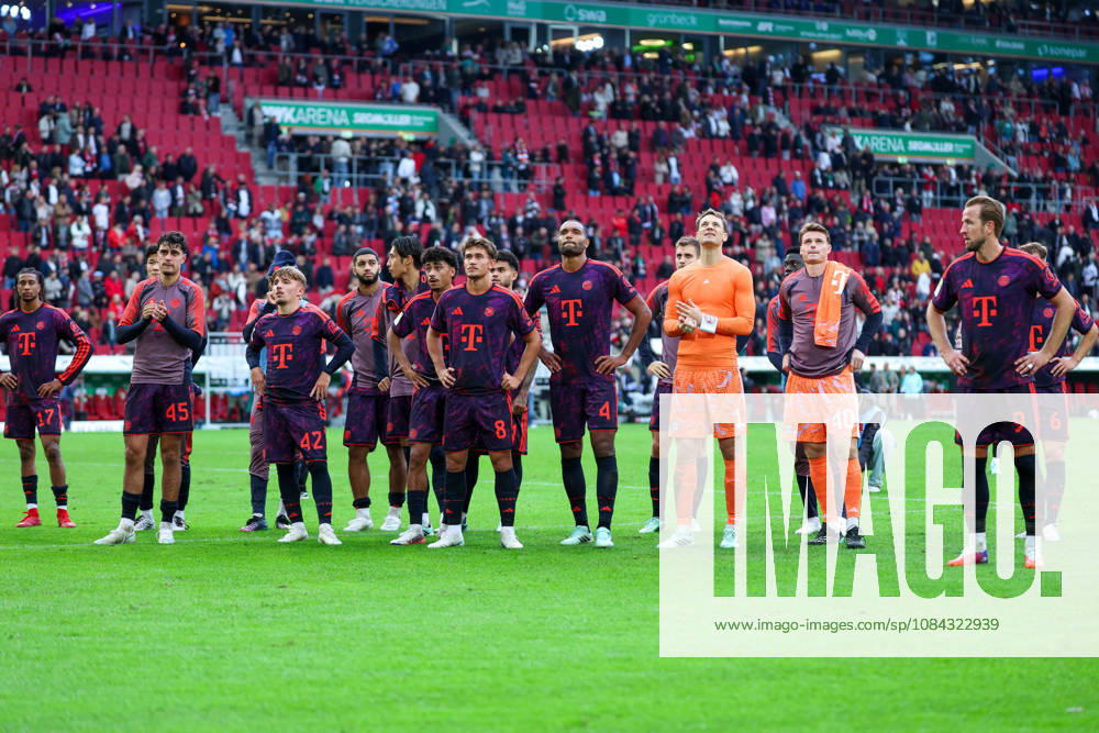 GER, Soccer, Men s, 1st Bundesliga, 2026–2027 season, Matchday 5, FC Augsburg vs. FC Bayern Munich The FC Bayern team thanks the fans. DFB and DFL regulations prohibit any use of photographs as image sequences and or quasi-video. Augsburg WWK Arena, Bayern, Germany