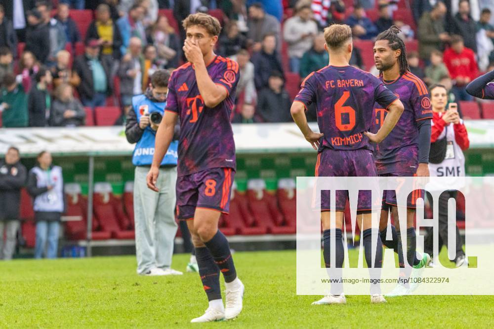 Tom Bischof (FC Bayern Munich), Joshua Kimmich (FC Bayern Munich), and Serge Gnabry (FC Bayern Munich) (from left to right) look disappointed; FC Augsburg vs. FC Bayern Munich, Bundesliga, Soccer, Bundesliga 1, Matchday 5, October 10, 2026. DFL regulations prohibit any use of photographs as image sequences and or quasi-video.