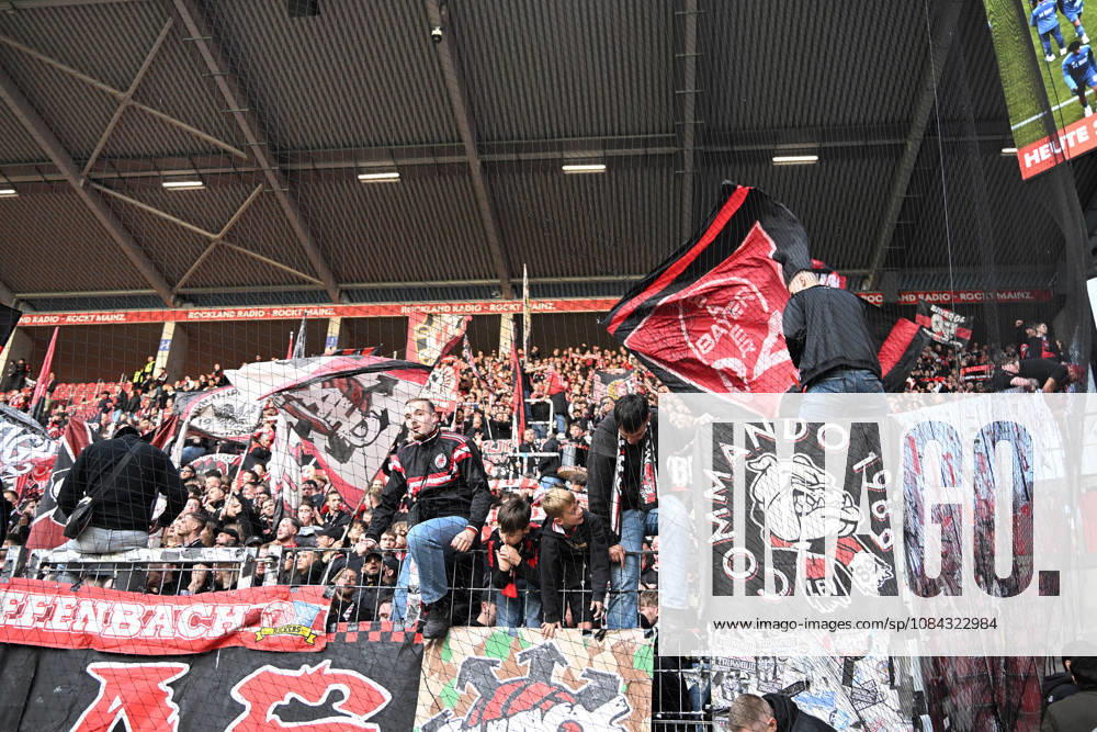 Soccer, Bundesliga 1, FSV Mainz 05 vs. Bayer 04 Leverkusen – fans, spectators, emotions, jerseys, flags, atmosphere, Bayer Leverkusen ultras. DFL and DFB regulations prohibit any use of photographs as image sequences and or quasi-video. Mainz