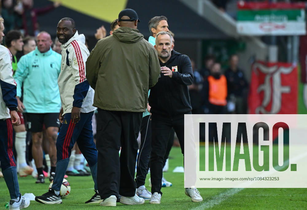 Soccer, Bundesliga 1, FC Augsburg vs. Bayern Munich: Head Coach Vincent Kompany (FC Bayern Munich), Head Coach Manuel Baum (FC Augsburg). DFL and DFB regulations prohibit any use of photographs as image sequences and or quasi-video. Augsburg