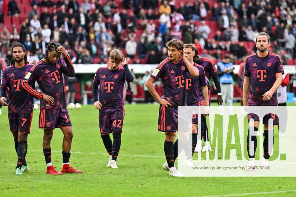 AUGSBURG, GERMANY; 10. OCTOBER: Players from Bayern after the Bundesliga Match between FC Augsburg vs. FC Bayern Munich at Matchday 5 at WWK-Arena DFL REGULATIONS PROHIBIT ANY USE OF PHOTOGRAPHS AS IMAGE SEQUENCES AND OR QUASI-VIDEO Serge GNABRY (FC Bayern Munich 7), Michael OLISE (FC Bayern Munich 17), Lennart KARL (FC Bayern Munich 42), TOM BISCHOF (FC Bayern Munich 20), Joshua KIMMICH (FC Bayern Munich 6), Harry KANE (FC Bayern Munich 9)