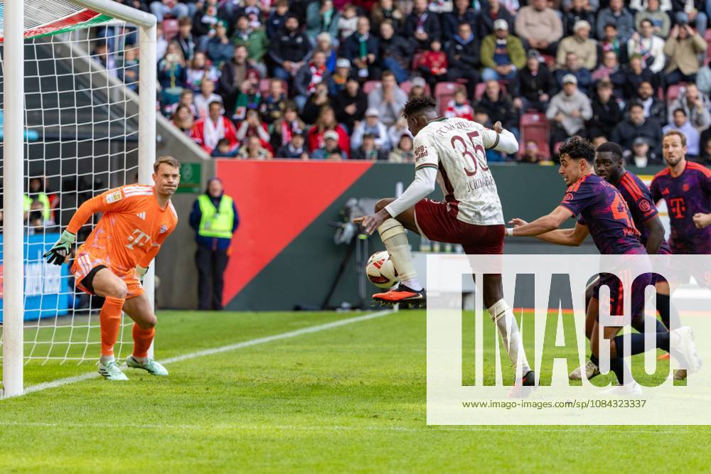 Juma Bah of FC Augsburg misses a great chance, FC Augsburg vs. FC Bayern Munich, Bundesliga Soccer, Soccer, Bundesliga 1, Matchday 5, October 10, 2026. DFL regulations prohibit any use of photographs as image sequences and or quasi-video.