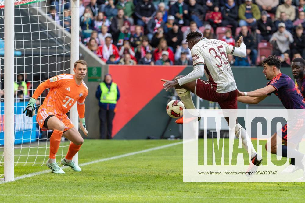 Juma Bah of FC Augsburg misses a great chance, FC Augsburg vs. FC Bayern Munich, Bundesliga Soccer, Soccer, Bundesliga 1, Matchday 5, October 10, 2026. DFL regulations prohibit any use of photographs as image sequences and or quasi-video.