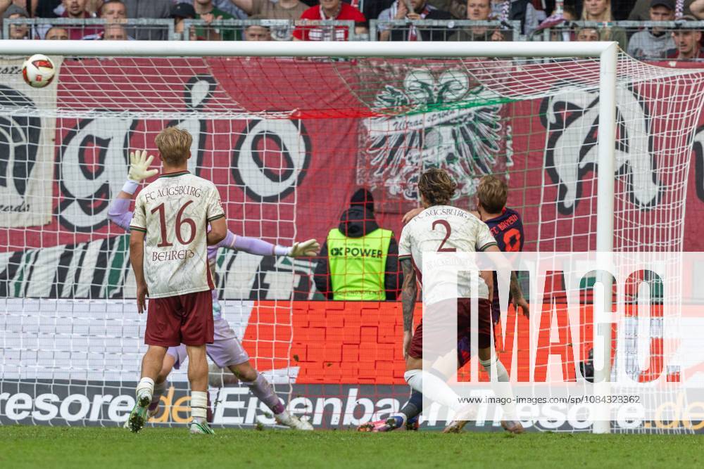 Harry Kane of FC Bayern Munich misses a great chance, FC Augsburg vs. FC Bayern Munich, Bundesliga Soccer, Soccer, Bundesliga 1, Matchday 5, October 10, 2026. DFL regulations prohibit any use of photographs as image sequences and or quasi-video.