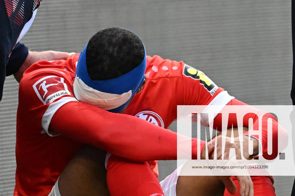 Soccer, Bundesliga 1, FSV Mainz 05 vs. Bayer 04 Leverkusen: Philipp Mwene of FSV Mainz 05 is injured; injury; pain; DFL and DFB regulations prohibit any use of photographs as image sequences and or quasi-video. Mainz