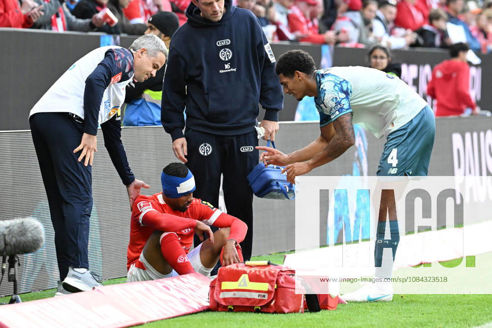 Soccer, Bundesliga 1, FSV Mainz 05 vs. Bayer 04 Leverkusen, Philipp Mwene (FSV Mainz 05) injured, injury, pain, pain Jarell Quansah Bayer 04 Leverkusen Mainz