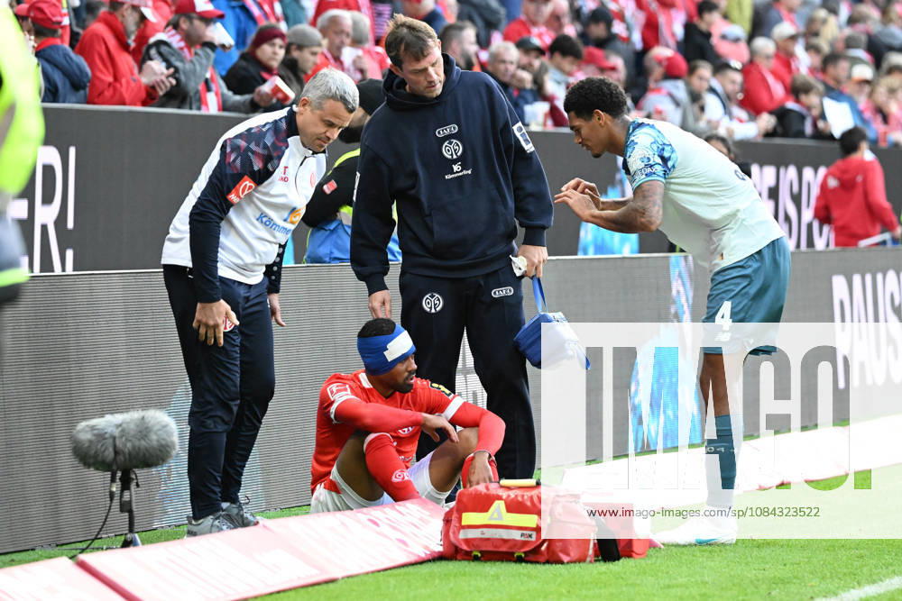 Soccer, Bundesliga 1, FSV Mainz 05 vs. Bayer 04 Leverkusen, Philipp Mwene (FSV Mainz 05) injured, injury, pain, pain Jarell Quansah Bayer 04 Leverkusen Mainz