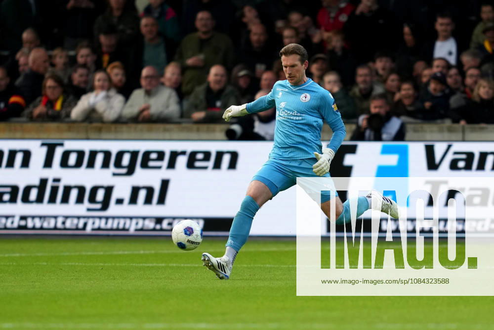 Eredivisie: Go Ahead Eagles v Sparta Rotterdam Deventer - Goalkeeper Michael Brouwer of Sparta Rotterdam shoots during the eighth competition round of the 2026 2027 Eredivisie season. The match is set between Go Ahead Eagles and Sparta Rotterdam at De Adelaarshorst on 10 October 2026 in Deventer, Netherlands. (Hero Images Danny de Groot)