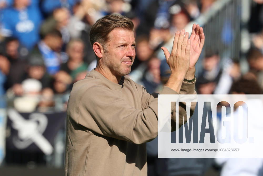 Soccer 2. Bundesliga SV Darmstadt 98 vs. Energie Cottbus, head coach Florian Kohfeldt of SV Darmstadt 98 applauds the fans after the game