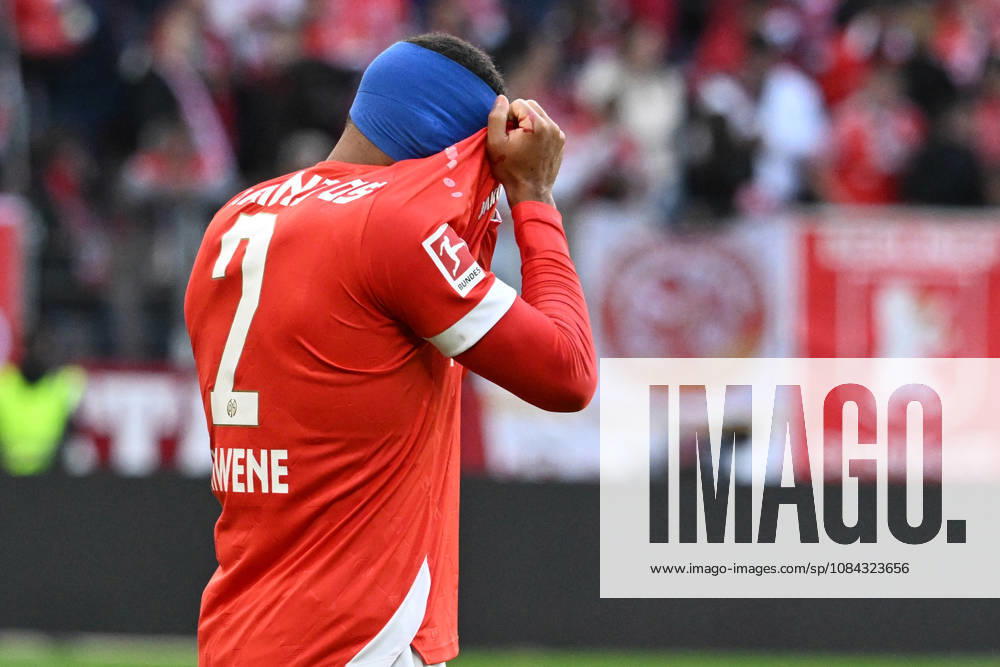 Soccer, Bundesliga 1, FSV Mainz 05 vs. Bayer 04 Leverkusen: Philipp Mwene of FSV Mainz 05 is injured; injury, pain, aches. DFL and DFB regulations prohibit any use of photographs as image sequences and or quasi-video. Mainz