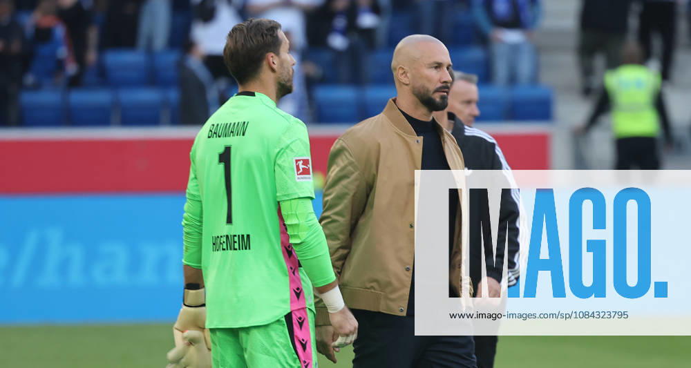 Sinsheim, Bundesliga soccer: TSG 1899 Hoffenheim vs. Hamburger SV; from left: Oliver Baumann, coach Christian Ilzer (Hoffenheim); disappointment