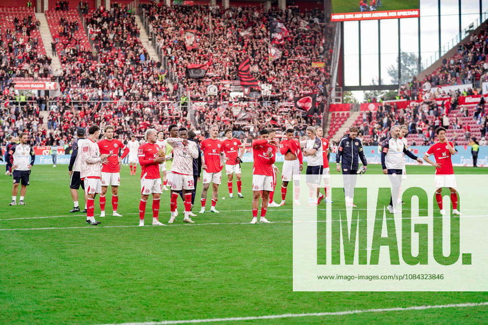 Germany Soccer Season 2026–2027, Bundesliga 1, Matchday 5, FSV Mainz 05 vs. Bayer 04 Leverkusen at MEWA Arena in Mainz; the Mainz team with fans after the game at MEWA Arena in Mainz, Germany