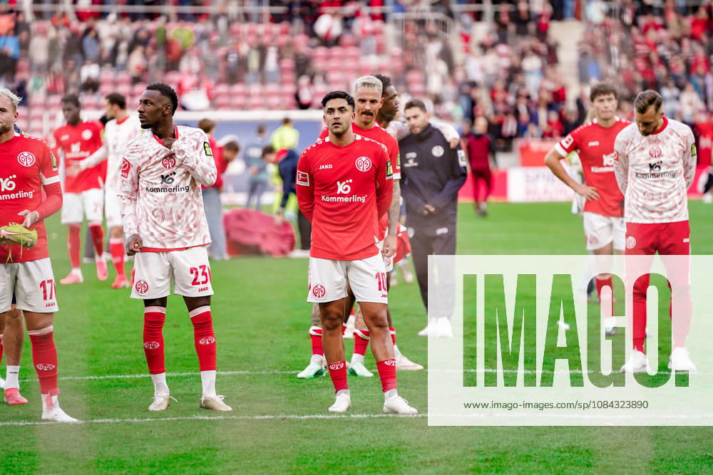 Germany Soccer Season 2026–2027, 1. Bundesliga, Matchday 5, 1 FSV Mainz 05 vs. Bayer 04 Leverkusen at MEWA Arena, Mainz—Nadiem Amiri (1, FSV Mainz 05) and Sheraldo Becker (1, FSV Mainz 05), 23, with fans after the game; facial expressions; emotions; Mainz; MEWA Arena; Germany