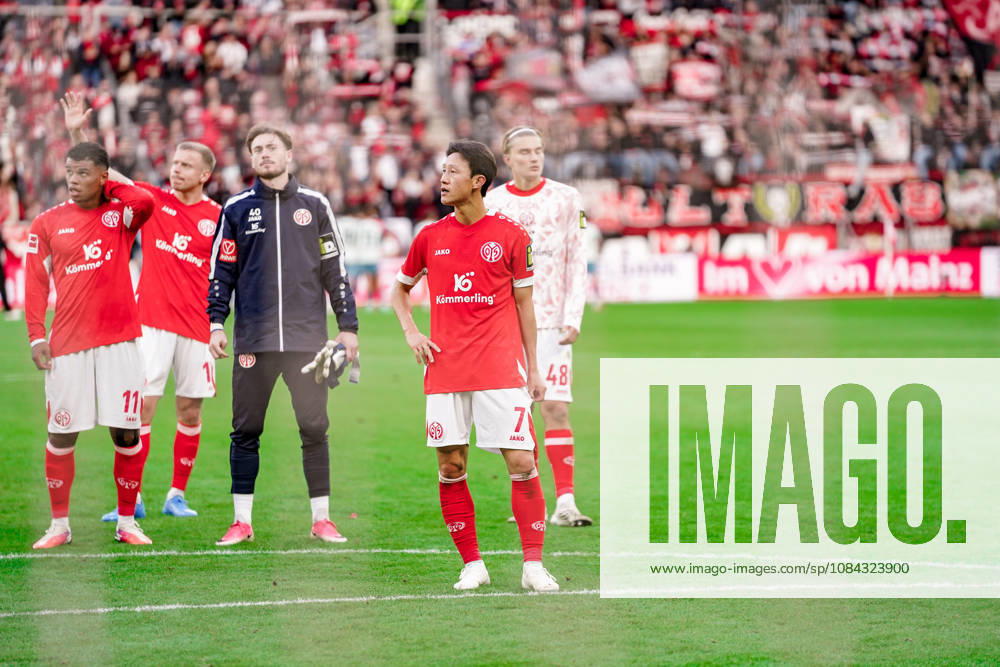 Germany Soccer Season 2026–2027, 1. Bundesliga, Matchday 5, 1. FSV Mainz 05 vs. Bayer 04 Leverkusen, MEWA Arena, Mainz, Jae Sung Lee, 1. FSV Mainz 05, 7, after the game with the fans, facial expressions, emotions, Mainz, MEWA Arena, Germany