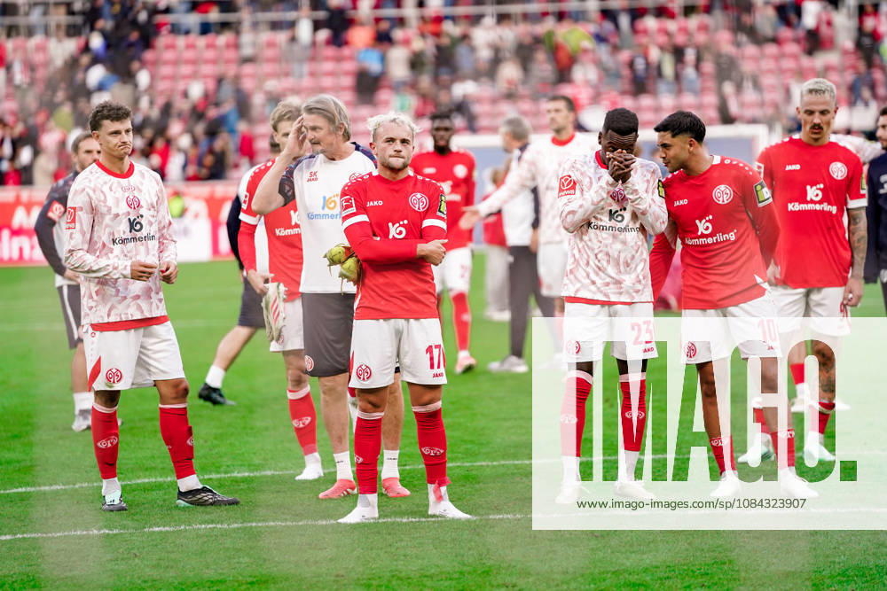 Germany Soccer Season 2026–2027, 1. Bundesliga, Matchday 5, 1. FSV Mainz 05 vs. Bayer 04 Leverkusen, MEWA Arena, Mainz, Benedict Hollerbach, 1. FSV Mainz 05, 17, and Mainz players with fans after the game, Mainz, MEWA Arena, Germany
