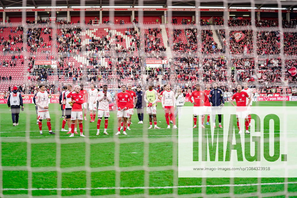 Germany Soccer Season 2026–2027, Bundesliga 1, Matchday 5, FSV Mainz 05 vs. Bayer 04 Leverkusen at MEWA Arena in Mainz; the Mainz team with fans after the game at MEWA Arena in Mainz, Germany