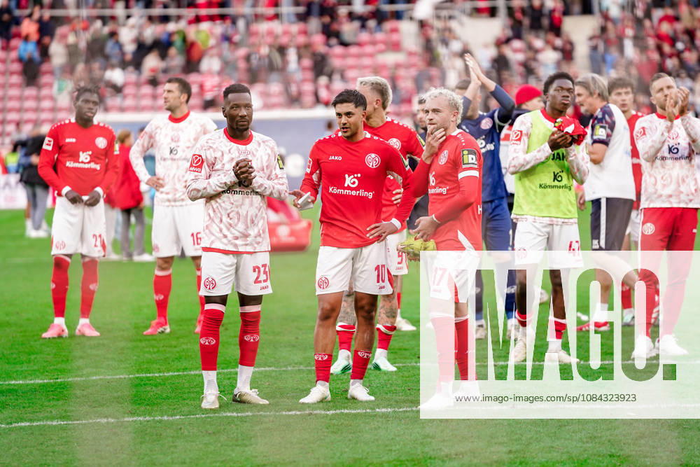 Germany Soccer Season 2026–2027, Bundesliga 1, Matchday 5, FSV Mainz 05 vs. Bayer 04 Leverkusen at MEWA Arena, Mainz; Sheraldo Becker (FSV Mainz 05), 23, and Nadiem Amiri 1, FSV Mainz 05, 10, and Benedict Hollerbach 1, FSV Mainz 05, 17, with fans after the game; facial expressions, emotions; Mainz, MEWA Arena, Germany