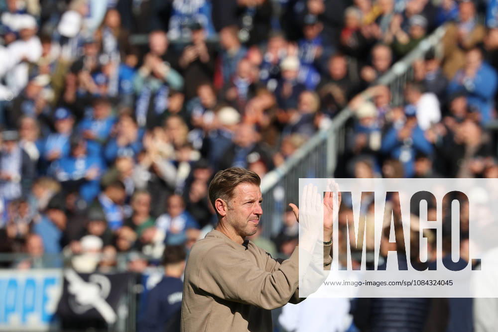 Soccer, 2. Bundesliga, SV Darmstadt 98 vs. Energie Cottbus, from left: head coach Florian Kohfeldt; SV Darmstadt 98 applauds the fans after the game